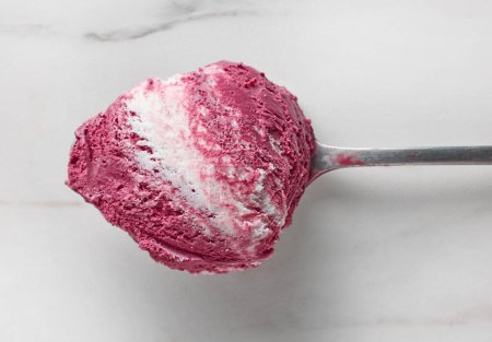 Foto de Ice cream in a spoon, top view - Imagen libre de derechos