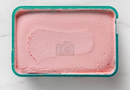 Téléchargez les photos : Box of pink ice cream, top view - en image libre de droit