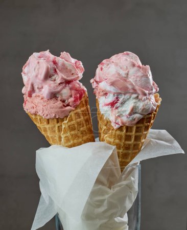 Téléchargez les photos : Two ice cream cones in a glass on grey background - en image libre de droit