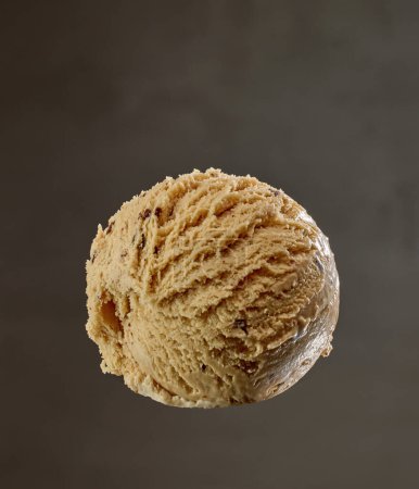 Téléchargez les photos : Caramel ice cream ball on grey background - en image libre de droit