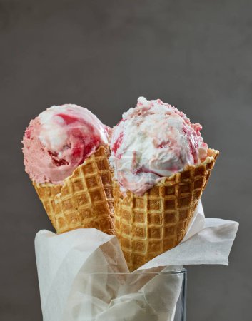 Téléchargez les photos : Two ice cream cones in a glass on grey background - en image libre de droit