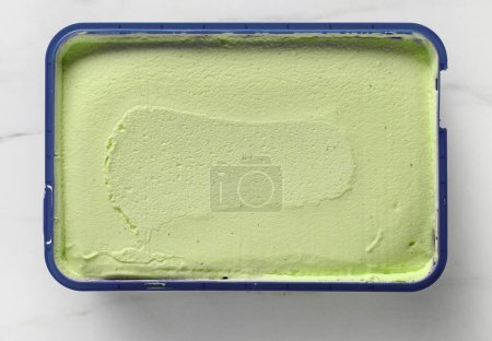 Foto de Box of green pistachio ice cream, top view - Imagen libre de derechos