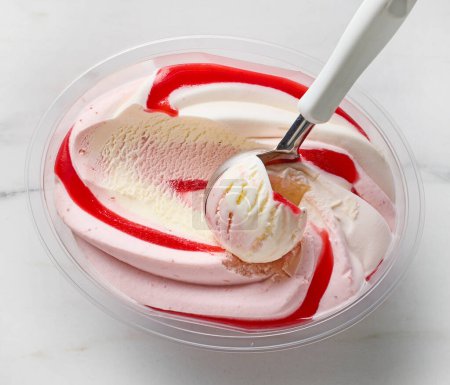 Foto de Caja de helado de fresa y vainilla, vista superior - Imagen libre de derechos