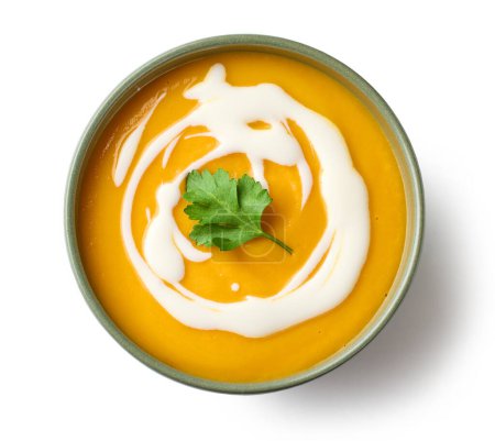 Téléchargez les photos : Bol de soupe à la crème de légumes isolé sur fond blanc, vue de dessus - en image libre de droit