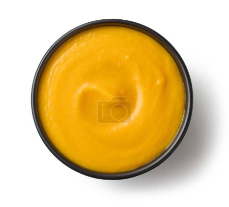 Téléchargez les photos : Bol de soupe à la crème de légumes isolé sur fond blanc, vue de dessus - en image libre de droit