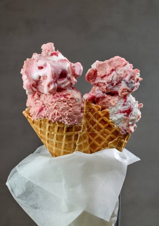 Téléchargez les photos : Strawberry ice cream in waffle cones on grey background - en image libre de droit