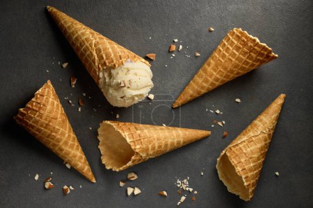 Téléchargez les photos : Ice cream waffle cones on grey table, top view - en image libre de droit