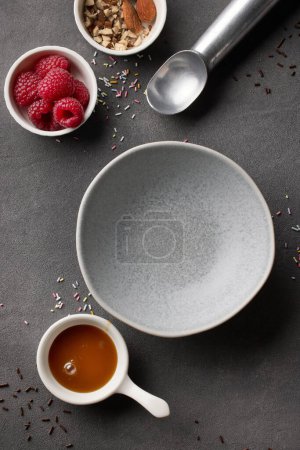 Foto de Empty grey bowl for ice cream on dark table, top view - Imagen libre de derechos
