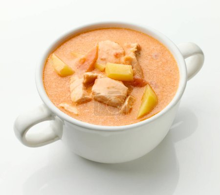 Foto de Tazón de sopa de salmón y tomate sobre fondo blanco - Imagen libre de derechos