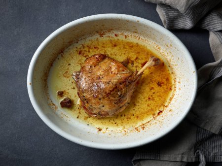 Foto de Freshly roasted duck confit, duck leg in oven pan, top view - Imagen libre de derechos