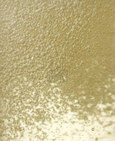 Téléchargez les photos : Gros plan texture de fond de champagne mousseux avec bulles - en image libre de droit