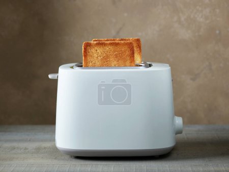 Foto de Freshly toasted bread slices in toaster - Imagen libre de derechos