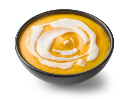 Téléchargez les photos : Bol de soupe à la crème de légumes isolé sur fond blanc - en image libre de droit