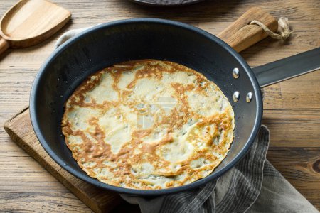 Téléchargez les photos : Crêpe fraîchement cuite sur la casserole - en image libre de droit