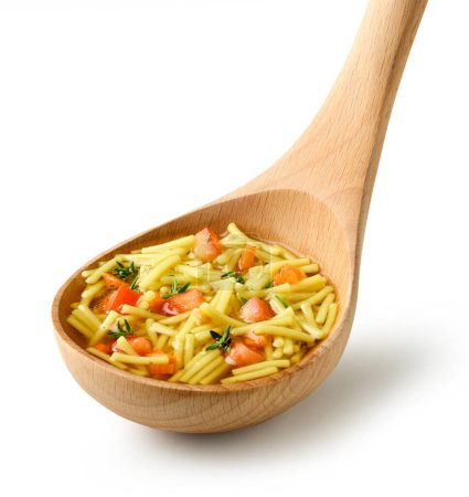 Téléchargez les photos : Nouilles et soupe de légumes en louche de bois isolée sur fond blanc - en image libre de droit