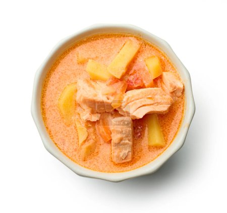 Téléchargez les photos : Bol de soupe de tomates de saumon isolé sur fond blanc, vue de dessus - en image libre de droit
