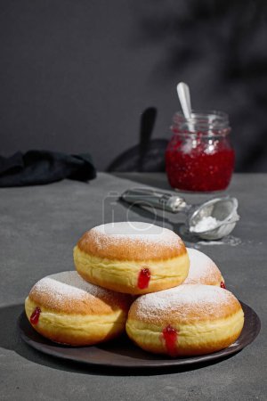 Foto de Plato de rosquillas de gelatina sobre fondo gris - Imagen libre de derechos