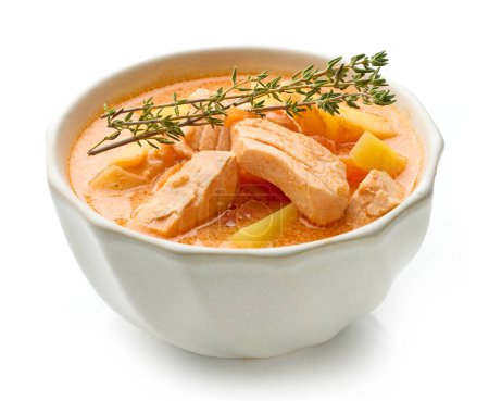 Téléchargez les photos : Bol de soupe de poisson avec des légumes isolés sur fond blanc - en image libre de droit