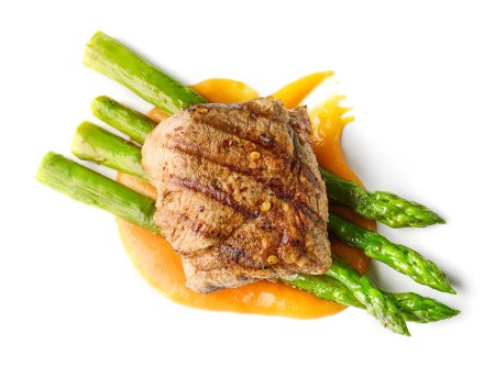 Téléchargez les photos : Steak grillé aux asperges frites et purée de légumes isolé sur fond blanc, vue de dessus - en image libre de droit