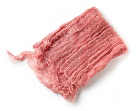 Téléchargez les photos : Serviette en coton froissé plié rose isolé sur fond blanc, vue de dessus - en image libre de droit