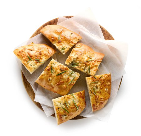 Téléchargez les photos : Tranches de pain plat italien fraîchement cuit focaccia isolé sur fond blanc, vue de dessus - en image libre de droit