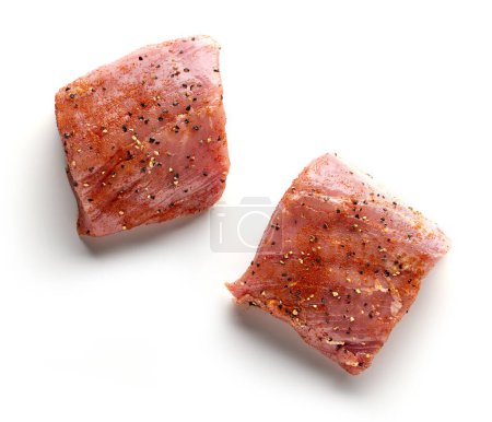 Téléchargez les photos : Filet de porc cru frais steaks épicés isolés sur fond blanc, vue de dessus - en image libre de droit