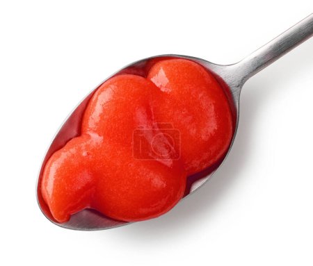 Téléchargez les photos : Purée de ketchup de tomate dans une cuillère isolée sur fond blanc, vue de dessus - en image libre de droit