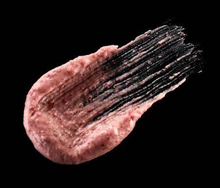 Téléchargez les photos : Purée de haricot rouge hummus isolé sur fond noir, vue de dessus - en image libre de droit