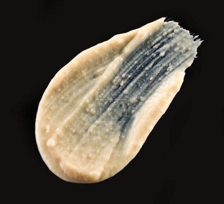 Téléchargez les photos : Hummus macro isolé sur fond noir, vue de dessus - en image libre de droit