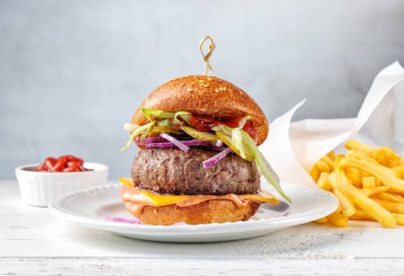 Téléchargez les photos : Hamburger frais savoureux et frites sur table blanche en bois - en image libre de droit