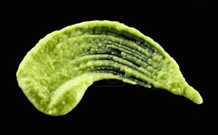 Foto de Puré de verduras verde aislado sobre fondo negro, vista superior - Imagen libre de derechos