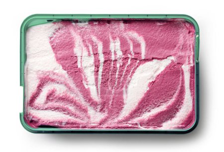 Téléchargez les photos : Boîte ouverte de crème glacée vanille et fruits isolé sur fond blanc, vue de dessus - en image libre de droit