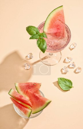 Téléchargez les photos : Cocktail d'été tendance gingembre melon d'eau pétillant décoré de feuilles de basilic - en image libre de droit