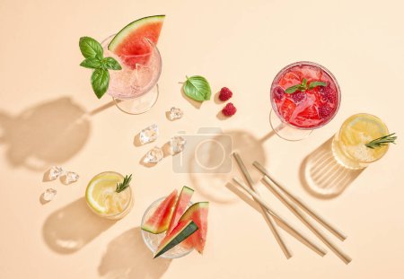 Téléchargez les photos : Verres de divers cocktails tendance d'été vue de dessus - en image libre de droit