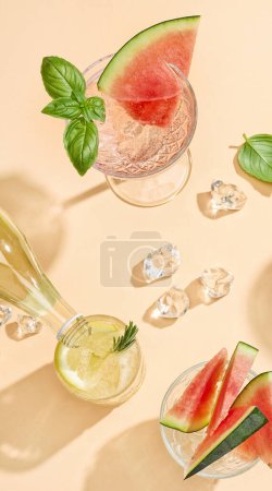 Téléchargez les photos : Cocktails tendance d'été versant dans le verre, vue sur le dessus - en image libre de droit