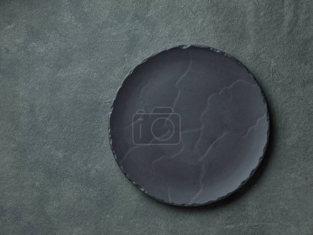 Foto de Placa negra vacía sobre fondo gris oscuro, vista superior - Imagen libre de derechos