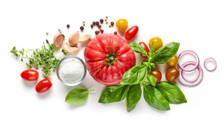 Téléchargez les photos : Composition de tomates fraîches, basilic et épices isolées sur fond blanc, vue de dessus - en image libre de droit