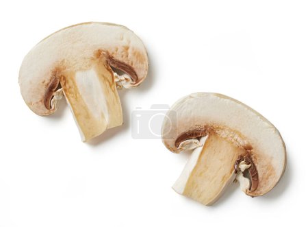 Téléchargez les photos : Gros plan de tranches de champignons crus frais isolés sur fond blanc, vue de dessus - en image libre de droit