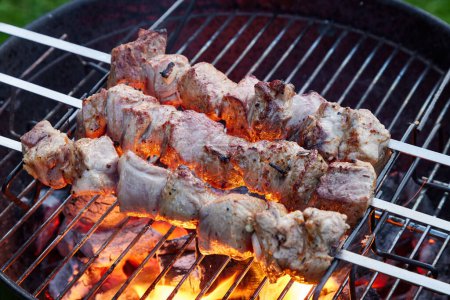 Téléchargez les photos : Brochettes de viande de porc marinée grillées sur le gril au charbon de bois, mise au point sélective - en image libre de droit