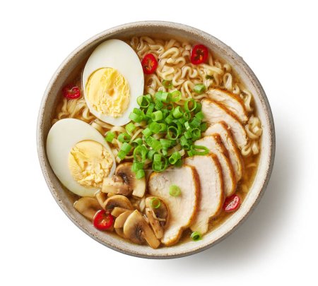 Téléchargez les photos : Bol de soupe de nouilles asiatiques avec oeufs et poulet isolé sur fond blanc, vue sur le dessus - en image libre de droit