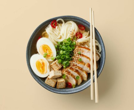Téléchargez les photos : Bol de ramen de soupe de nouilles asiatiques avec oeufs et poulet, vue sur le dessus - en image libre de droit