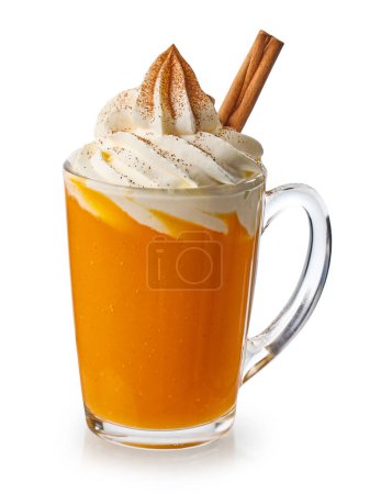 Téléchargez les photos : Tasse de smoothie à la cannelle à la citrouille orange décoré avec de la crème fouettée isolée sur fond blanc - en image libre de droit