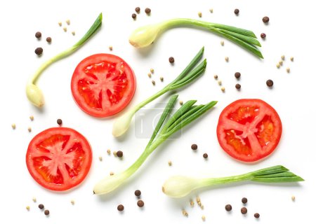 Téléchargez les photos : Plat déposer la composition de tranches de tomate, oignon vert et poivre isolé sur fond blanc, vue de dessus - en image libre de droit