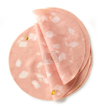 Foto de Lonchas de salchicha de cerdo con pistachos aislados sobre fondo blanco, vista superior - Imagen libre de derechos