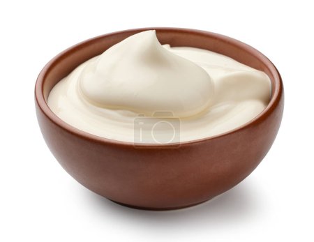 Foto de Yogur crema agria en un tazón aislado sobre fondo blanco - Imagen libre de derechos