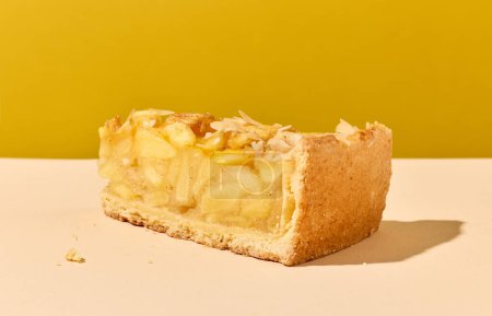 Foto de Pedazo de pastel de manzana sobre fondo colorido - Imagen libre de derechos