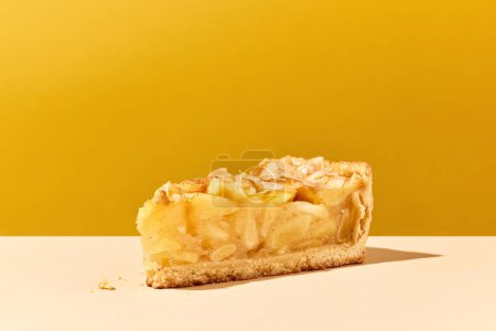 Téléchargez les photos : Morceau de gâteau aux pommes sur fond coloré - en image libre de droit