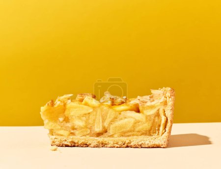 Téléchargez les photos : Morceau de gâteau aux pommes sur fond coloré - en image libre de droit