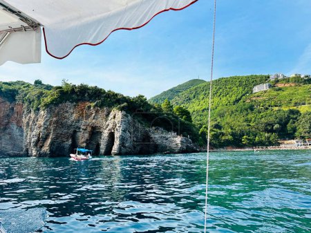 Foto de Hermoso paisaje de Montenegro en septiembre, vista desde el barco - Imagen libre de derechos