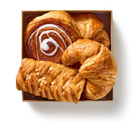 Téléchargez les photos : Boîte de pâtisseries variées isolées sur fond blanc, vue de dessus - en image libre de droit